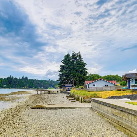 Waterfront Kingston Getaway: Beach Access On-site!