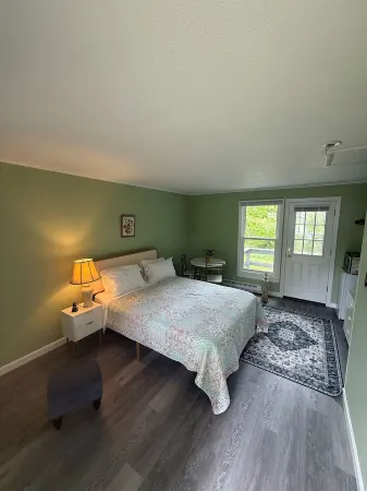 Renovated The Driftwood Cabin at White Anchor Inn