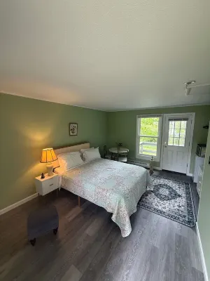 Renovated The Driftwood Cabin at White Anchor Inn