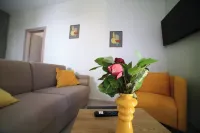 Charming 1-bedroom apartment in pleasant Galatas with AC, WiFi Hotels in Daratso