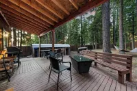 Cozy Cabin in the Woods with Comforts, Hot Tub, Walk to Lake Hotel a Hamilton Branch