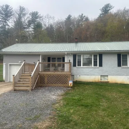 Charming 2-bedroom house near Millboro / Clifton Forge VA with WiFi Отели в г. Бат