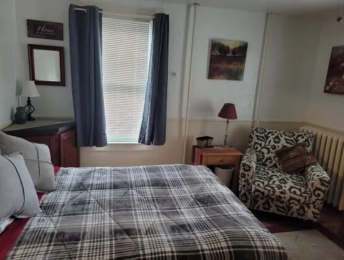 Roberts ave. Immaculate Rental For Nurses Apt C