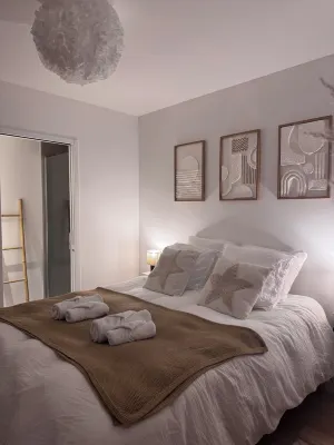 House with indoor pool at the foot of Lac de Guerlédan Hotel a Caurel