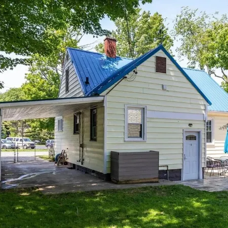 Lake Harbor Haven...a charming 3BR house with AC, WiFi across from Maranatha.