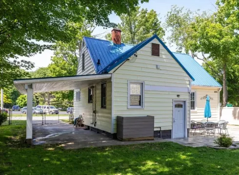 Lake Harbor Haven...a charming 3BR house with AC, WiFi across from Maranatha.