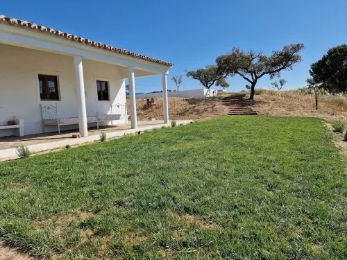 Serene 6-bedroom house with AC in Alandroal Hotels in Alandroal