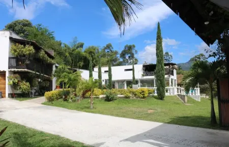 20 minutes from the city! Family-sized Farmhouse with pool & sauna!