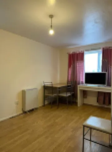 specious 1 Bed Apartment with parking & free  wifi 5 minute  Goodmayes station