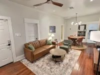 Charming cottage-style home with a prime location to downtown and pickleball. 세강 호텔