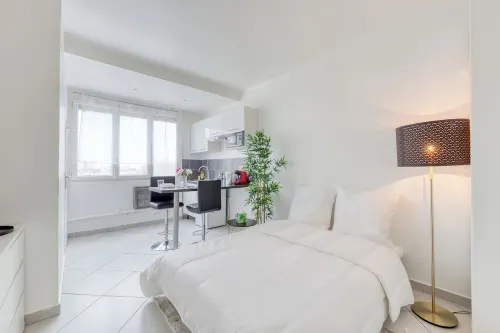 Hyper Centre Villejuif next to the M7 | Partner Loc Hotels in Villejuif