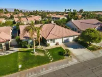 Stunning 5 Star Home Retreat Private Pool Spa BBQ 4 BR - balcony