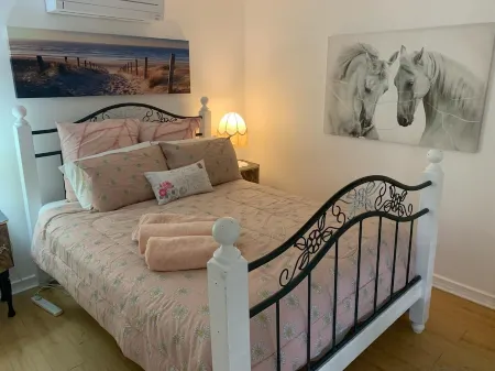 Private Central Guesthouse Отели в г. Мандурах