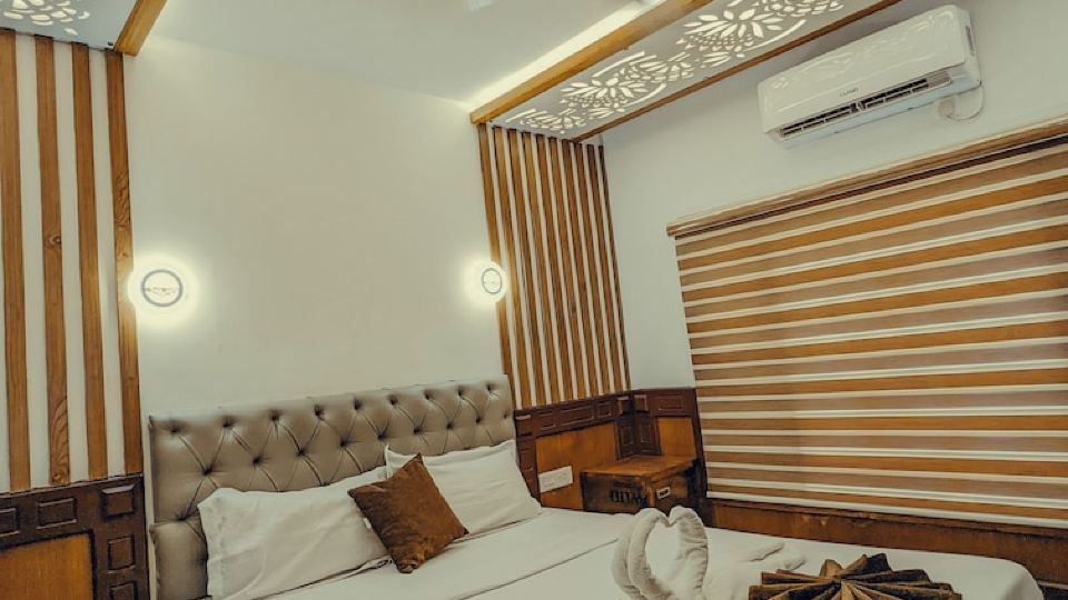 Grand villa houseboat