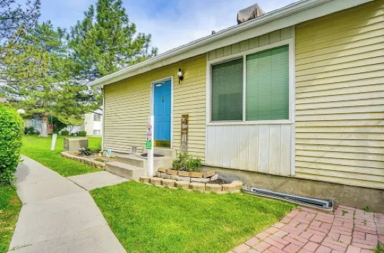 Charming 3-bedroom townhome with WiFi and AC in West Valley City