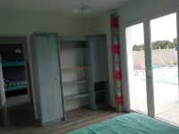 Handicap-accessible cottage with private heated pool Hotels in Leon