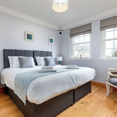 Superior, central 3-bedroom apartment with parking in charming St Andrews