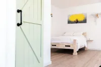 The Barnyard is a chic, cozy open concept studio apartment. のホテル