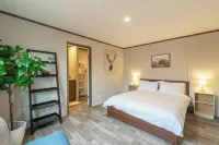 Comfy Lodge House - 5 min to BZN Airport - 3BR+BBQ Hotels in Belgrade