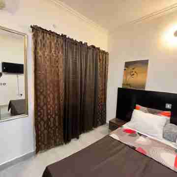 VERDE, Chic 2-bedroom apartment with Wi-Fi and AC in delightful Wuse 2 Abuja Rooms