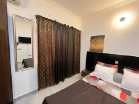 VERDE, Chic 2-bedroom apartment with Wi-Fi and AC in delightful Wuse 2 Abuja