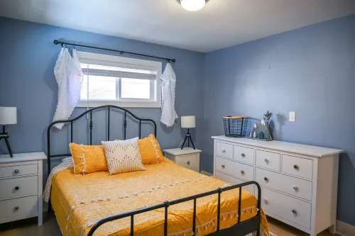 Colorful CO Home — 10 mins to DT Denver, pool table, & covered back patio! Hotel a Twin Lakes