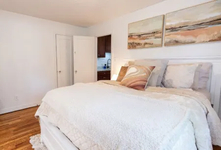 Charming Albany 1-BR Apt with beautiful patio to enjoy and off street parking