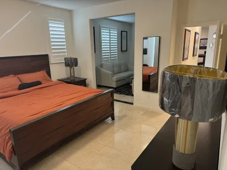 Luxurious 1200+ sqft Retreat: Your Ultimate Getaway Отели рядом с достопримечательностью «Парк Спирит»