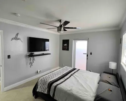 Luxurious little home! Hotels in Hialeah