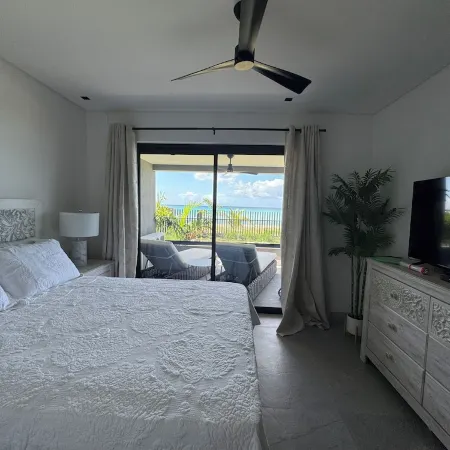 Luxurious Oceanfront Condo with Rooftop Pool on Brighton Beach– Sleeps 4