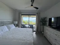 Luxurious Oceanfront Condo with Rooftop Pool on Brighton Beach– Sleeps 4