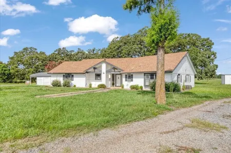 Charming Farm house-10 mins to LakeTexoma/StarlinkWIFI/HotTub/Zipline/Trampoline