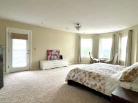 Spacious 6-bedroom house with AC, fitness room in gated quiet area Happy Valley Hotels in Sunnyside