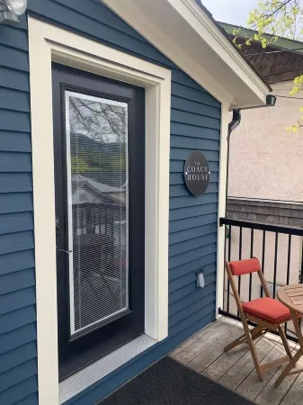 Coachhouse One Bedroom Studio in Central Nelson. Pet-friendly!