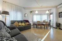 3 bedroom apartment, 15 minutes from BCN city center, 8 min. walk from the beach Hotel a Sant Adrià de Besòs
