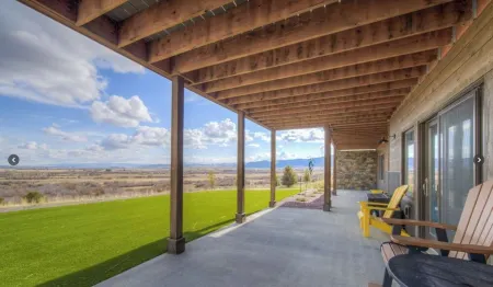 Spacious 5-bedroom cabin in McAllister with stunning views, very kid friendly!