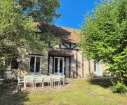 Large property with 2 houses and 1 heated swimming pool 1h20 south of Paris. Hotel a Estouy