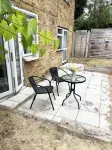 Beautiful 2 bedroom garden flat w/ free parking Hotels in Surbiton