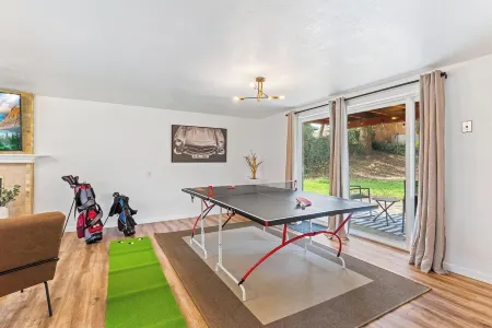 The Benson - Cozy Modern 4bd by Airport & DT