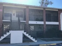 Charming 2-bedroom 2 bathroom condo 2.5 ml from Englewood beach with WiFi, AC Hoteles en Englewood