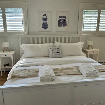 4 Bed, 2 Bath Lake House - Lotw, Road Access, 2 Mins to Downtown, Dog Friendly!