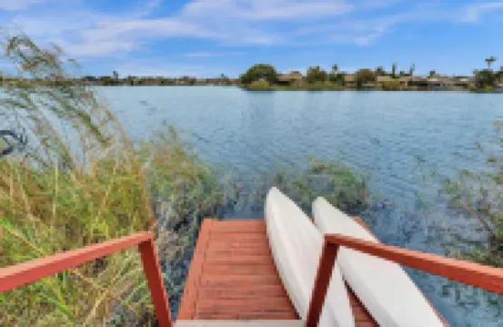 Charming 3-bedroom lake house with hot tub and kayaks located near Dania Beach