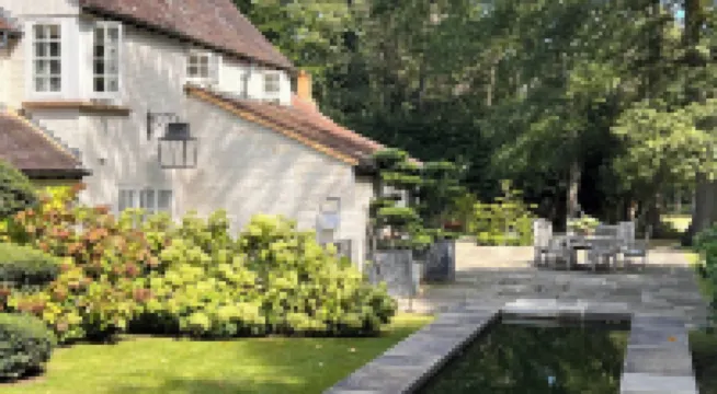 Luxury characterful home in 1 acre with pool in Burhill Park Golf Club, Surrey Hotels in Walton-on-Thames