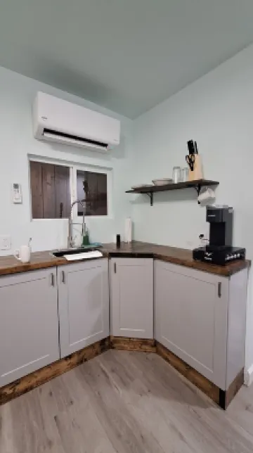 The Cozy Hut with AC and WiFi in fabulous Duncanville 鄰近Chris Paris Park的酒店