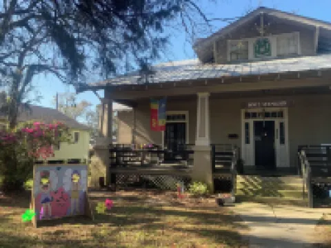 Spacious 5-bedroom house steps from Festival with large yard, AC In Downtown