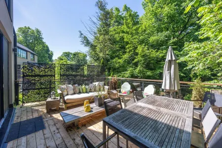 Welcome to The Treehouse - a tranquil escape in the middle of the city! Отели рядом с достопримечательностью «Торонто Ботаникал Гарден»