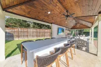 Katy Oasis with Huge Patio, Pool & Game Room