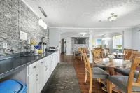 Days Inn & Suites by Wyndham Terre Haute