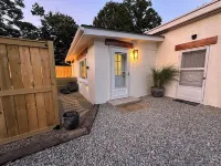 Vintage Vogue: Your Stylish Suite with Wi-Fi, Netflix, and Parking! Hotel di Bullskin Township