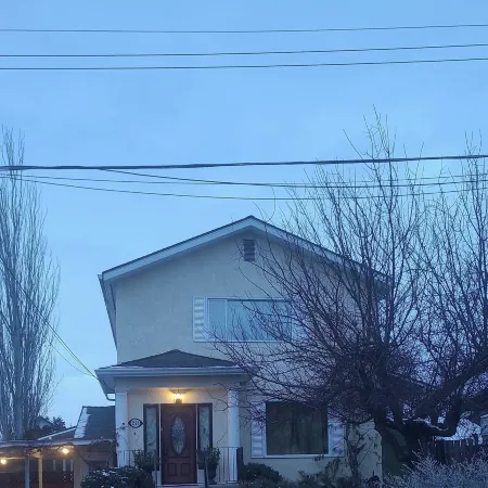 Cozy suite with private entrance, 5 minutes from downtown.